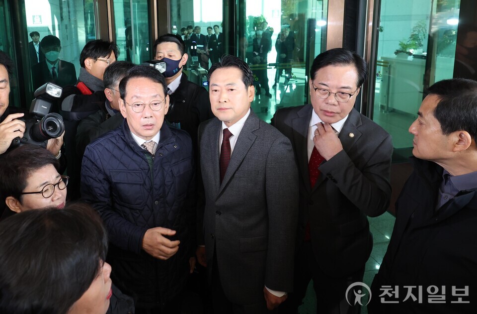 [천지일보=남승우 기자] 국민의힘 장동혁 대표와 송언석 원내대표를 비롯한 의원들이 11일 서울 서초구 대검찰청 앞에서 노만석 검찰총창 대행 사퇴를 촉구하며 항의 방문하던 중 방호직원에게 가로막혀 철수하고 있다. ⓒ천지일보 2025.11.11.