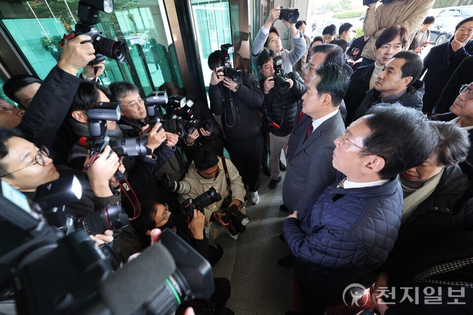 [천지일보=남승우 기자] 국민의힘 장동혁 대표와 송언석 원내대표를 비롯한 의원들이 11일 서울 서초구 대검찰청 앞에서 노만석 검찰총창 대행 사퇴를 촉구하며 항의 방문하던 중 방호직원에게 가로막혀 대치하고 있다. ⓒ천지일보 2025.11.11.