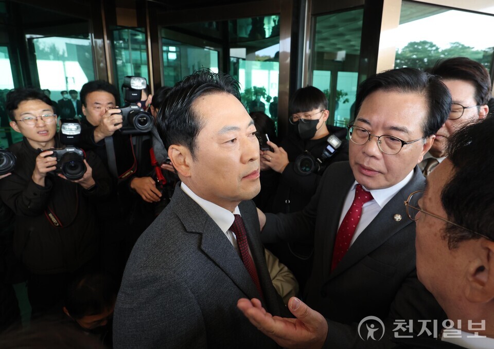 [천지일보=남승우 기자] 국민의힘 장동혁 대표와 송언석 원내대표를 비롯한 의원들이 11일 서울 서초구 대검찰청 앞에서 노만석 검찰총창 대행 사퇴를 촉구하며 항의 방문하던 중 방호직원에게 가로막혀 철수하고 있다. ⓒ천지일보 2025.11.11.