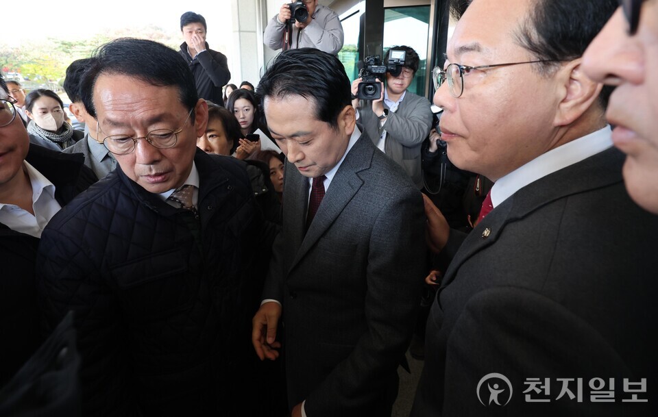 [천지일보=남승우 기자] 국민의힘 장동혁 대표와 송언석 원내대표를 비롯한 의원들이 11일 서울 서초구 대검찰청 앞에서 노만석 검찰총창 대행 사퇴를 촉구하며 항의 방문하던 중 방호직원에게 가로막혀 철수하고 있다.  ⓒ천지일보 2025.11.11.