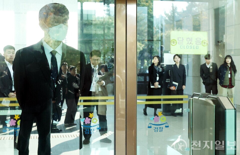 [천지일보=남승우 기자] 11일 서울 서초구 대검찰청에서 검찰의 대장동 개발 비리사건 항소 포기와 관련해 노만석 검찰총창 대행 사퇴를 촉구하며 항의 방문을 시도한 가운데 청사 내부에 직원들이 배치돼 있다. ⓒ천지일보 2025.11.11.