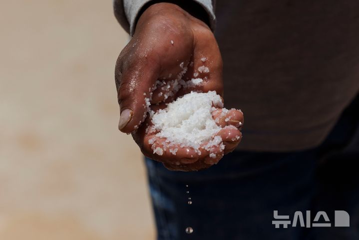 지난 8월 31일 유리엘이 가족의 소금 웅덩이 중 하나에서 채취한 소금을 살펴보고 있다. (AP Photo/Alie Skowronski, 뉴시스)