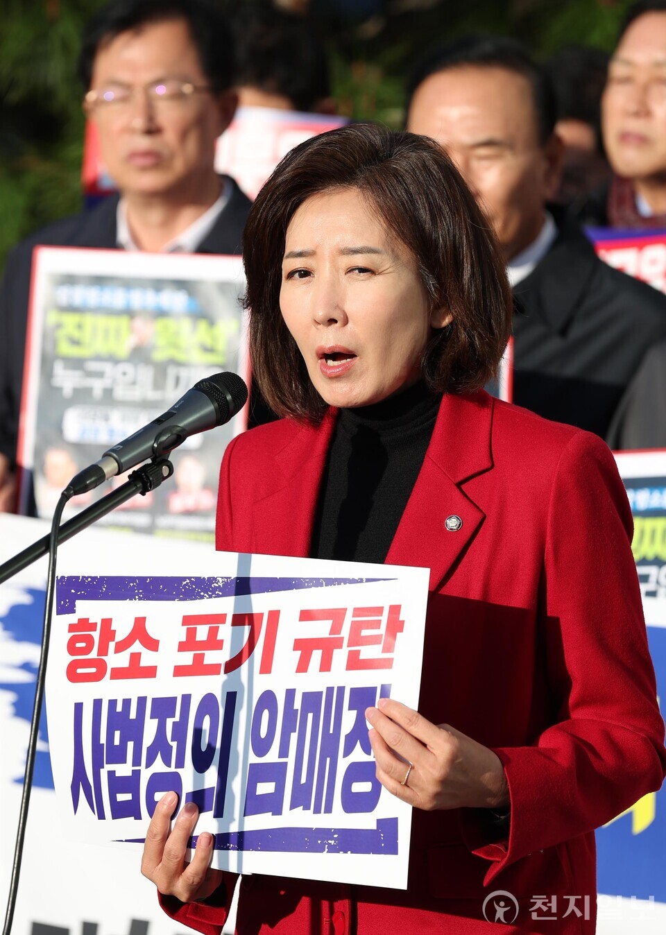 [천지일보=남승우 기자] 국민의힘 나경원 의원이 11일 서울 서초구 대검찰청 앞에서 열린 긴급 현장 규탄대회에서 검찰의 대장동 개발 비리사건 항소 포기를 규탄하며 발언하고 있다. ⓒ천지일보 2025.11.11.