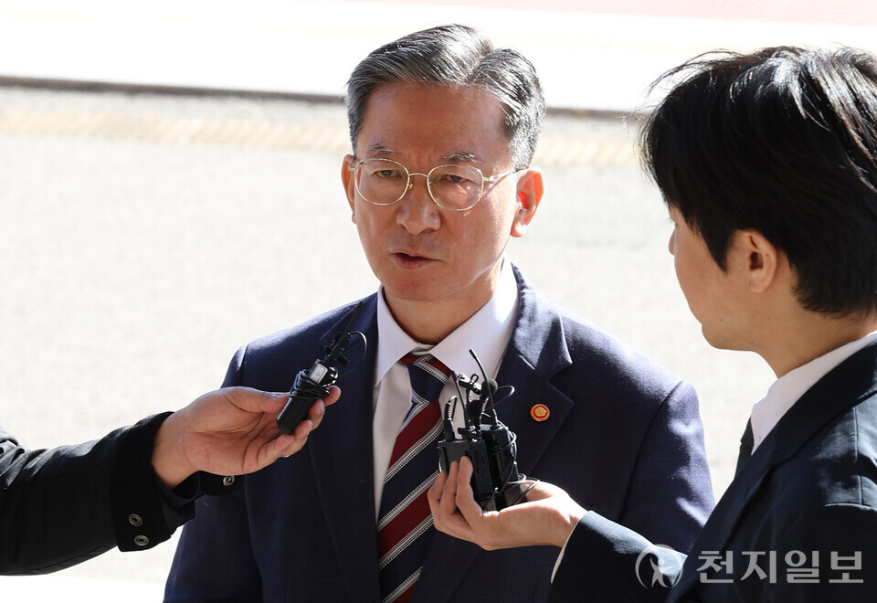 [천지일보=남승우 기자] 정성호 법무부 장관이 10일 경기 정부과천청사 법무부로 출근하며 대장동 개발비리 의혹 사건 검찰의 항소 포기 논란에 대한 입장을 밝히고 있다. ⓒ천지일보 2025.11.10.