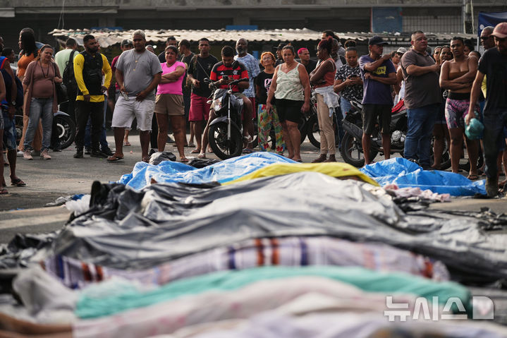 브라질 리우데자네이루의 콤플레소 다 펭야 파벨라에서 경찰이 코만도 베르멜류 갱단을 표적으로 작전을 벌인 다음 날인 10월 29일(현지시간) 갱단원들이 시신이 길에 놓여 있다. (출처: 뉴시스)