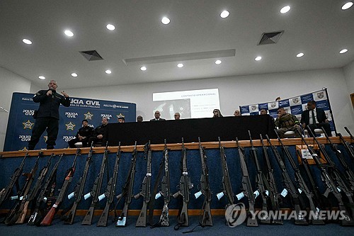 브라질 리우데자네이루의 경찰청에서 10월 29일 열린 기자회견에서 전날 이뤄진 봉쇄 작전(Operation Containment) 중 압수된 돌격소총이 전시돼 있다. (출처: 연합뉴스)