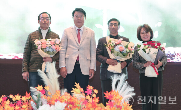 오성환 당진시장(왼쪽에서 두 번째)이 11일 ‘제30회 농업인의 날’ 기념식에서 유공 농업인에게 시상 후 기념 촬영하고 있다. (제공: 당진시) ⓒ천지일보 2025.11.11.