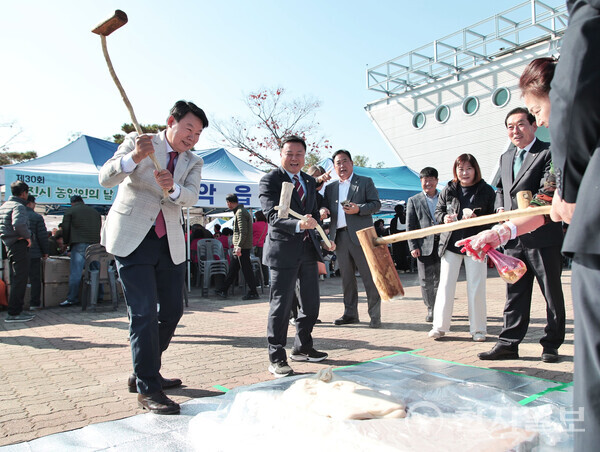 오성환 당진시장(왼쪽)이 11일 ‘제30회 농업인의 날’ 기념식에서 떡메치기를 하고 있다. (제공: 당진시) ⓒ천지일보 2025.11.11.