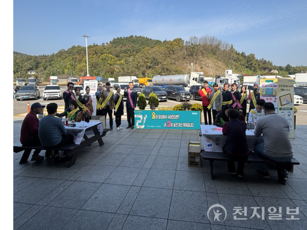 경남 사천시보건소가 건강한 음주문화 조성과 시민들에게 음주의 유해성을 되새기기 위해 홍보·캠페인을 진행한다고 지난 10일 밝혔다. 사진은 음주폐해예방 캠페인 현장 모습. (제공: 사천시청) ⓒ천지일보 2025.11.11.