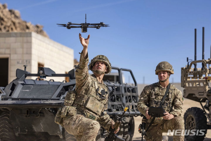 2022년 11월 4일 미국 캘리포니아 포트 어윈에서 진행된 미 육군의 ‘프로젝트 컨버전스’ 훈련 중 영국 군인들이 드론을 발사하고 있다. 이 훈련은 인공지능(AI)·머신러닝 기술을 활용해 센서와 무기, 지휘통제 체계를 하나의 네트워크로 연결하는 미군의 차세대 전투 실험 프로그램이다. (출처: 뉴시스)