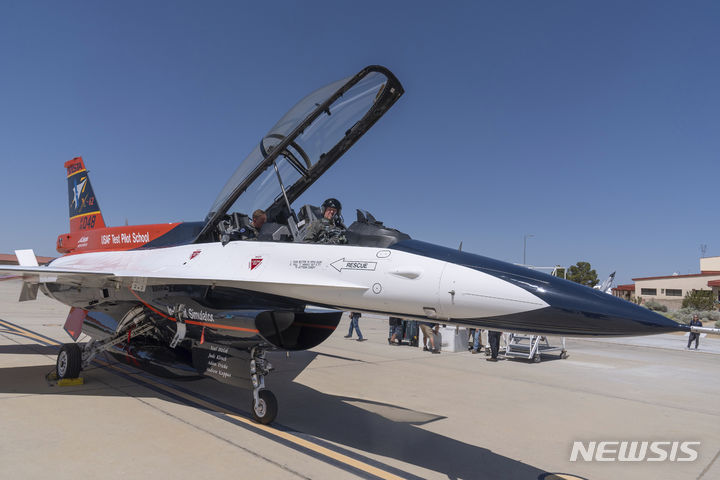 작년 5월 2일 캘리포니아 에드워즈 공군기지에서 프랭크 켄달 미 공군장관이 AI로 조종되는 개조형 F-16인 X-62A 비스타 전투기 조종석에 앉는 모습. (출처: 뉴시스)