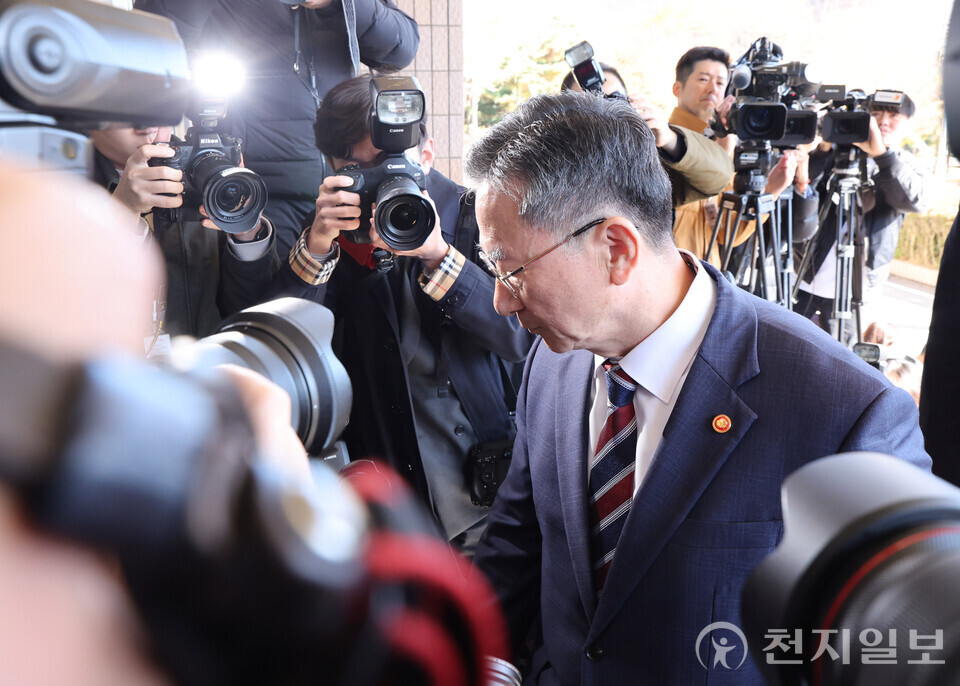 [천지일보=남승우 기자] 정성호 법무부 장관이 10일 경기 정부과천청사 법무부로 출근하며 대장동 개발비리 의혹 사건 검찰의 항소 포기 논란에 대한 입장을 밝힌 뒤 이동하고 있다. ⓒ천지일보 2025.11.10.