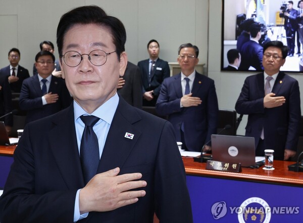 이재명 대통령과 정성호 법무부 장관(뒷줄 가운데)이 11일 용산 대통령실에서 열린 국무회의에서 국기에 경례하고 있다. 2025.11.11 (출처: 연합뉴스)