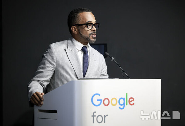 크리스 터너 구글 대외협력 정책 지식 및 정보 부문 부사장이 9월 9일 서울 강남구 구글 스타트업 캠퍼스에서 열린 구글 지도 기자간담회에서 발표를 하고 있다. (출처: 뉴시스)