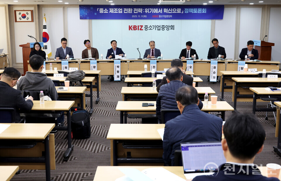 11일 서울 여의도 중소기업중앙회에서 열린 ‘중소 제조업 전환 전략 위기에서 혁신으로’ 정책토론회에서 패널들이 종합토론을 진행하고 있다. 이날 토론회에서는 환경·안전 규제, 전기요금 부담, AI 기술 내재화 지원 부족 등 중소 제조업 현장의 애로사항이 집중 논의됐다. (제공: 중소기업중앙회)