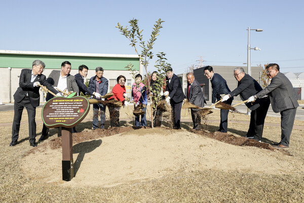 11일 제30회 농업인의날 기념행사에서 주요 내빈들이 뉴턴의 사과나무를 기념식수하고 있다. (제공: 화성특례시청) ⓒ천지일보 2025.11.11.