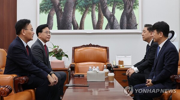 더불어민주당 김병기 원내대표와 문진석 원내수석부대표, 국민의힘 송언석 원내대표와 유상범 원내수석부대표가 11일 서울 여의도 국회에서 만나고 있다. (출처: 연합뉴스)