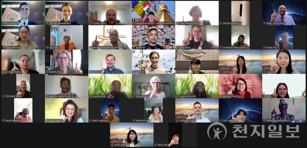 HWPL이 ‘9.18 평화 만국회의 제11주년 유럽 기념행사’를 지난달 18일 온라인으로 개최했다. 이번 행사는 ‘평화를 위한 단결, 함께 이루는 인류의 사명’을 주제로 열렸으며, 유럽 각국의 평화 지도자와 종교 지도자, 교육계 인사, 청년 대표들이 함께 모여 지난 11년간 HWPL이 걸어온 평화의 여정을 돌아보고 시민이 주도하는 평화 실천의 방향을 모색했다. 사진은 온라인 기념식 모습. (제공: HWPL) ⓒ천지일보 2025.11.12.