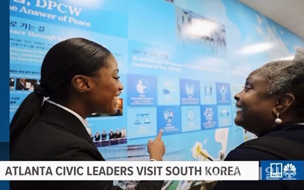 미국 조지아주 애틀랜타에서 온 22명의 대표단은 지난 9월 18일 한국 청주에서 열린 평화 만국회의 기념식에 참석했다. 대표단은 미국 조지아주 종교계, 교육계, 시민단체 지도자들로 구성됐다. 이들은 전 세계 800여명의 대표들과 함께 평화의 메시지를 나눴다. 사진은 대표단 모습. (출처: 미국 애틀랜타 매체 ‘11 Alive’ 방송 화면) ⓒ천지일보 2025.11.12.