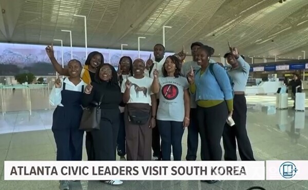 미국 조지아주 애틀랜타에서 온 22명의 대표단은 지난 9월 18일 한국 청주에서 열린 평화 만국회의 기념식에 참석했다. 대표단은 미국 조지아주 종교계, 교육계, 시민단체 지도자들로 구성됐다. 이들은 전 세계 800여명의 대표들과 함께 평화의 메시지를 나눴다. 사진은 대표단 모습. (출처: 미국 애틀랜타 매체 ‘11 Alive’ 방송 화면) ⓒ천지일보 2025.11.12.