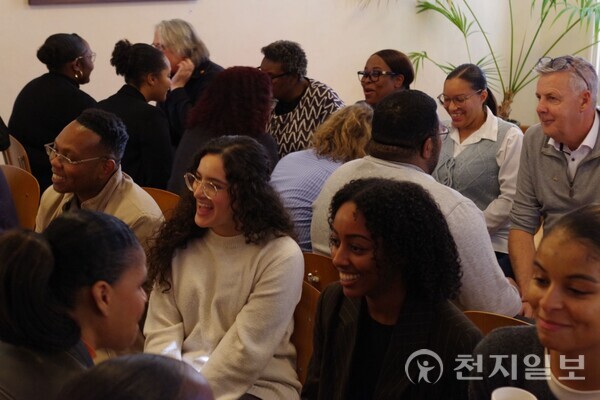 지난달 20일 네덜란드의 수도 헤이그에서 ‘실천하는 평화’를 논의하는 장이 국제평화 NGO인 HWPL 주최로 마련됐다. ‘평화는 치유한다, 지속 가능한 평화를 세우다’를 주제로 한 이번 포럼에는 종교인·교육자·시민단체 관계자 등 다양한 참가자들이 모여 평화를 ‘행동’으로 만들어 가는 구체적인 실천 방안을 모색했다. 사진은 행사 모습. (제공: HWPL) ⓒ천지일보 2025.11.12.