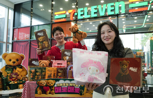 모델들이 세븐일레븐의 빼빼로데이 기획상품을 선보이고 있다. (제공: 세븐일레븐) ⓒ천지일보 2025.11.12.
