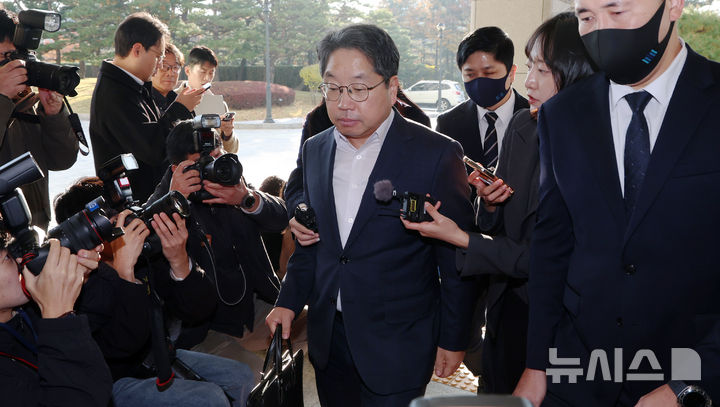 [서울=뉴시스] 노만석 검찰총장 직무대행이 12일 오전 서울 서초구 대검찰청으로 출근하고 있다. 2025.11.12.