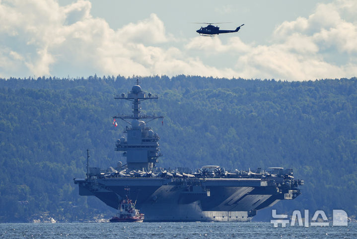 미 해군 항공모함 제럴드 R. 포드함이 지난 9월 17일(현지시간) 노르웨이 오슬로의 네소드덴과 뵈그되(비그되이) 인근 오슬로피오르드를 빠져나가고 있다. (출처: 뉴시스)