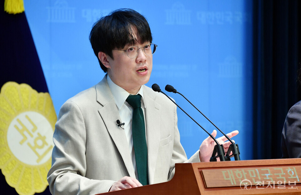 [천지일보=박준성 기자] 민주당 권리당원이었던 백광현씨가 16일 서울 여의도 국회 소통관에서 대장동 개발 사업 관련 기자회견을 하고 있다.ⓒ천지일보 2025.05.16.