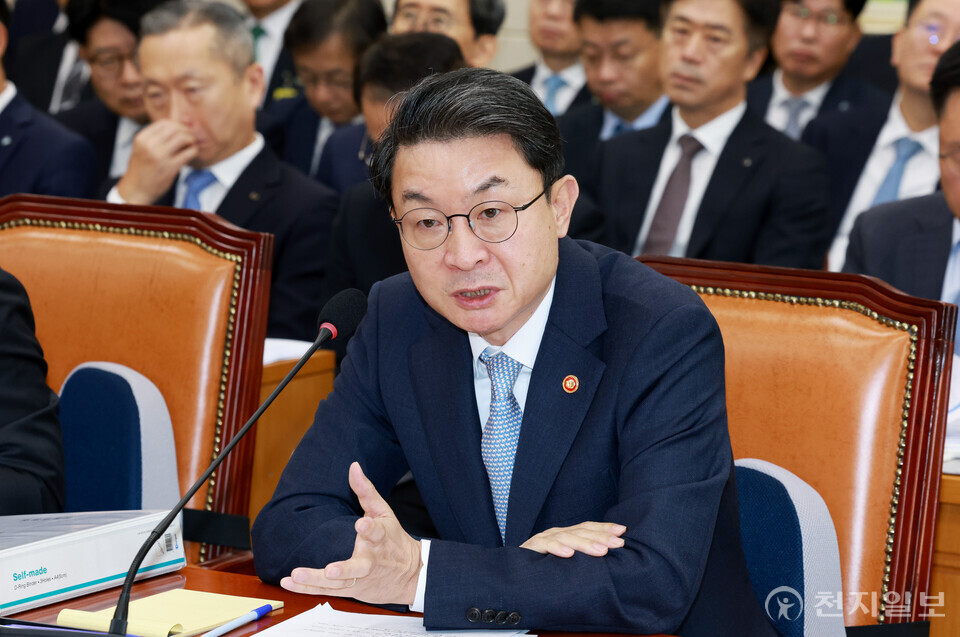 [천지일보=박준성 기자] 이억원 금융위원장이 20일 서울 여의도 국회에서 열린 정무위원회의 금융위원회 등 국정감사에서 의원 질의에 답하고 있다.ⓒ천지일보 2025.10.20.