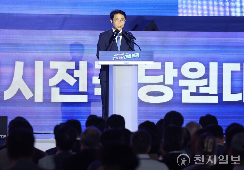 [천지일보=남승우 기자] 더불어민주당 조정식 전국당원회의 의장이 2일 경기 고양시 킨텍스에서 열린 더불어민주당 제2차 임시전국당원대회에서 인사말을 하고 있다. ⓒ천지일보 2025.08.02.