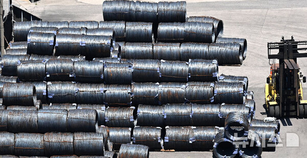 6월 4일 경기 평택시 포승읍 평택항 수출 야적장에 철강 제품이 쌓여있는 모습. (출처: 뉴시스)