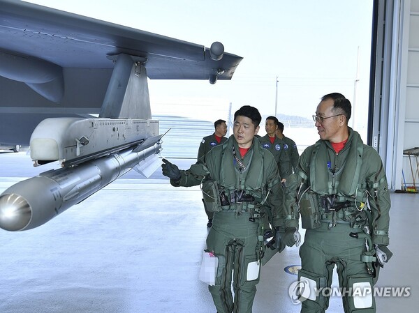 (서울=연합뉴스) 손석락 공군참모총장(오른쪽)이 5일 사천기지에서 진행된 취임 후 첫 지휘비행에서 KF-21 전투기에 탑승하기 전 강주훈 소령과 기체를 점검하고 있다. 2025.11.5