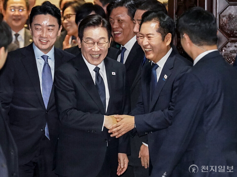 [천지일보=박준성 기자] 이재명 대통령이 4일 오전 서울 여의도 국회 본회의장에서 2026년도 정부 예산안에 대한 시정연설을 마친 뒤 더불어민주당 정청래 대표와 인사하고 있다. (공동취재사진)ⓒ천지일보 2025.11.04.