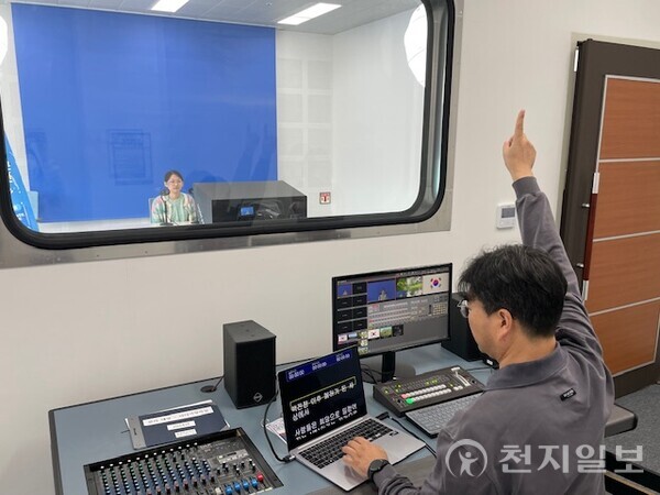 경남 사천시립도서관이 지난 9월부터 오는 12월까지 미래 사회 변화와 4차 산업혁명 핵심분야에 대응하기 위한 AI․우주․항공 분야 특화 프로그램을 열고 있다. 사진은 프로그램 체험 중인 현장 모습. (제공: 사천시청) ⓒ천지일보 2025.11.12.