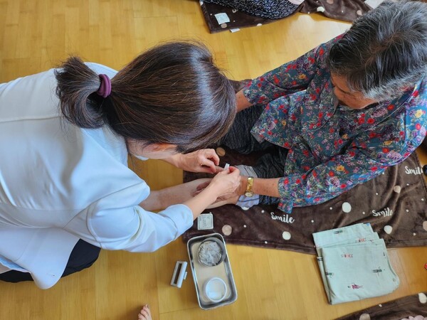 화성특례시 관계자가 관내 취약계층 어르신의 건강상태를 살피고 있다. (제공: 화성특례시청) ⓒ천지일보 2025.11.12.