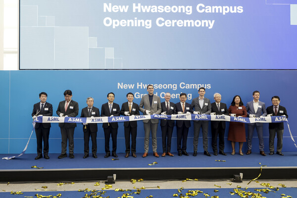 12일 ASML 화성뉴캠퍼스 준공식에서 주요 내빈들이 테이프 커팅을 하고 있다. (제공: 화성특례시청) ⓒ천지일보 2025.11.12.