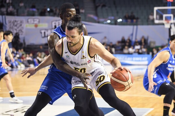 LG의 아셈 마레이(오른쪽)이 골밑을 파고 들고 있다. (출처:KBL)