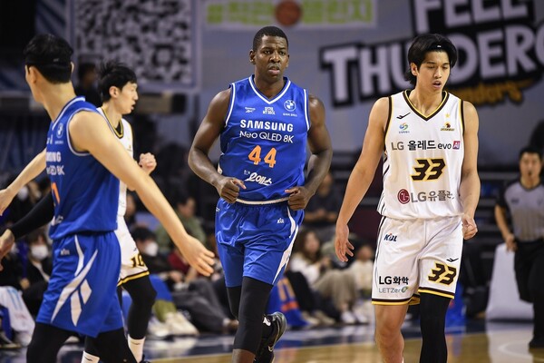 삼성의 앤드류 니콜슨(44번) (출처:KBL)