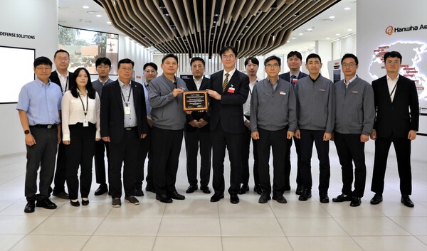 안홍규 한화에어로스페이스 임원(왼쪽 네 번재) 정상욱 CMMI High Maturity 선임심사원(ITQC 대표)과 인증 후 기념촬영을 하고 있다. (제공: 한화에어로스페이스) ⓒ천지일보 2025.11.12.