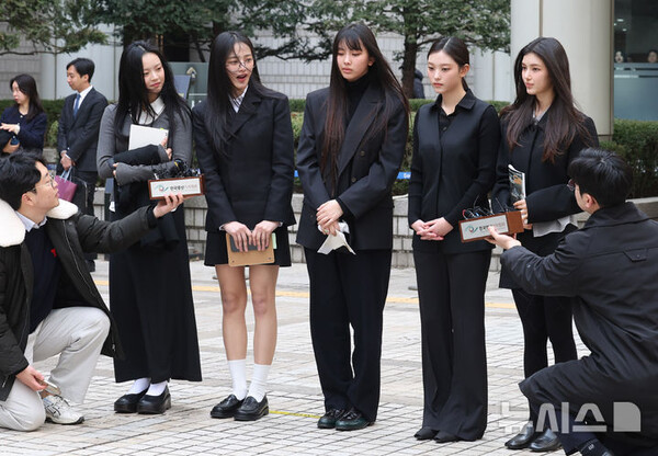 그룹 뉴진스(NJZ 하니, 민지, 혜인, 해린, 다니엘)가 지난달 7일 오후 서울 서초구 서울중앙지방법원에서 열린 ‘어도어, 뉴진스 상대 기획사 지위보전 및 광고계약 체결 등 금지 가처분’ 심문기일을 마친 후 취재진의 질문에 답변하고 있다. (출처: 뉴시스)