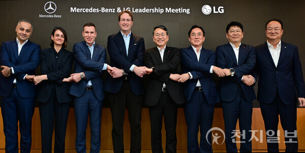LG와 메르세데스-벤츠 최고 경영진은 13일 서울 여의도 LG트윈타워에서 만나 LG의 자동차 부품 사업 역량을 결집한 ‘원(One) LG’ 설루션 협업 확대 방안에 대해 논의했다. 사진은 (왼쪽부터) 컬삿 카르탈메르세데스-벤츠 R&D 코리아 센터장, 이다 볼프 메르세데스-벤츠 기업본부 총괄, 마티아스 바이틀 메르세데스-벤츠 코리아 CEO, 올라 칼레니우스 메르세데스-벤츠 회장, 조주완 LG전자 CEO, 정철동 LG디스플레이 CEO, 김동명 LG에너지솔루션 CEO, 문혁수 LG이노텍 CEO. (제공: LG전자) ⓒ천지일보 2025.11.13.