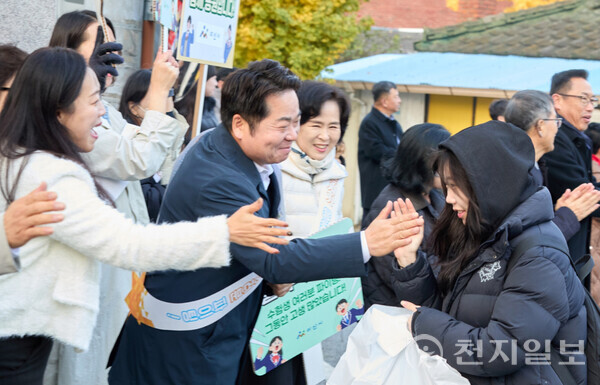 오세현 아산시장이 ‘2026학년도 대학수학능력시험’ 당일인 13일 시험장을 찾아 수험생들을 응원하고 있다. (제공: 아산시) ⓒ천지일보 2025.11.13.