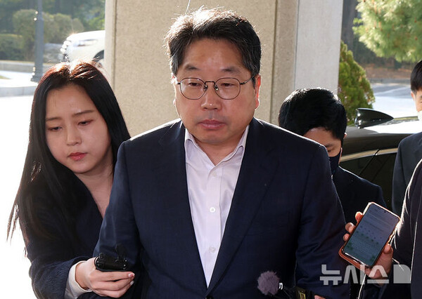 노만석 검찰총장 직무대행이 12일 오전 서울 서초구 대검찰청으로 출근하고 있다. 2025.11.12 (출처: 뉴시스)