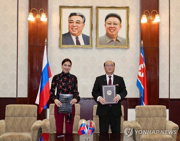 (서울=연합뉴스) 신홍철 주러시아 북한 대사(오른쪽)와 러시아 디지털개발·통신·매스미디어부의 벨라 무하르비예브나 체르케소바 차관(왼쪽)은 11일(현지시간) 모스크바의 북한 대사관에서 만나 '공보 분야 협조에 관한 합의서'에 서명했다고 주북 러시아대사관이 텔레그램 채널을 통해 밝혔다. 2025.11.13