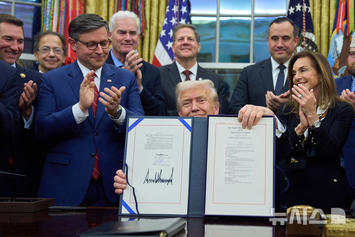 도널드 트럼프 대통령이 12일(현지시간) 미국 워싱턴 백악관에서 정부 재개를 위한 자금 지원 법안에 서명한 것을 보여주고 있다. (출처: 뉴시스)