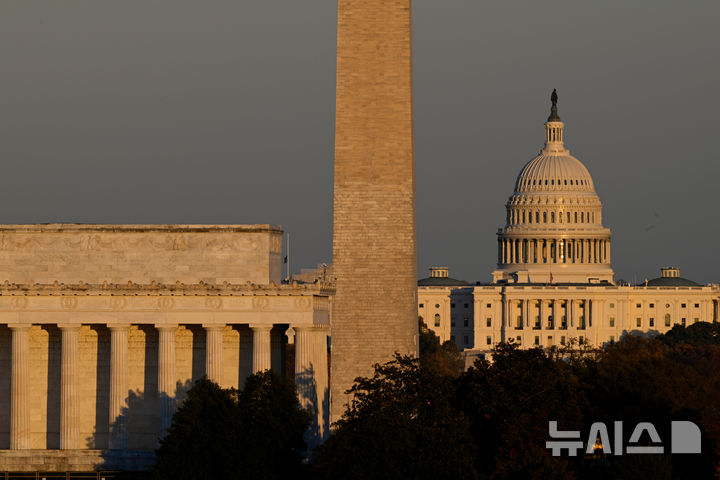 4일(현지시간) 미국 워싱턴에서 일몰 무렵의 링컨 기념관, 워싱턴 기념탑, 미국 국회의사당. (출처: 뉴시스)