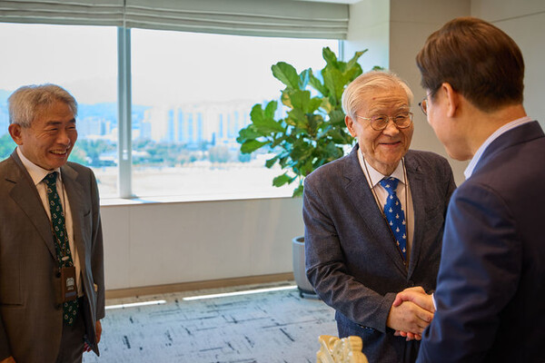 이재명 대통령이 11일 서울 용산 대통령실에서 조갑제 조갑제닷컴 대표, 정규재(왼쪽) 전 한국경제 주필과 오찬 회동을 하며 인사하고 있다. (출처: 뉴시스)