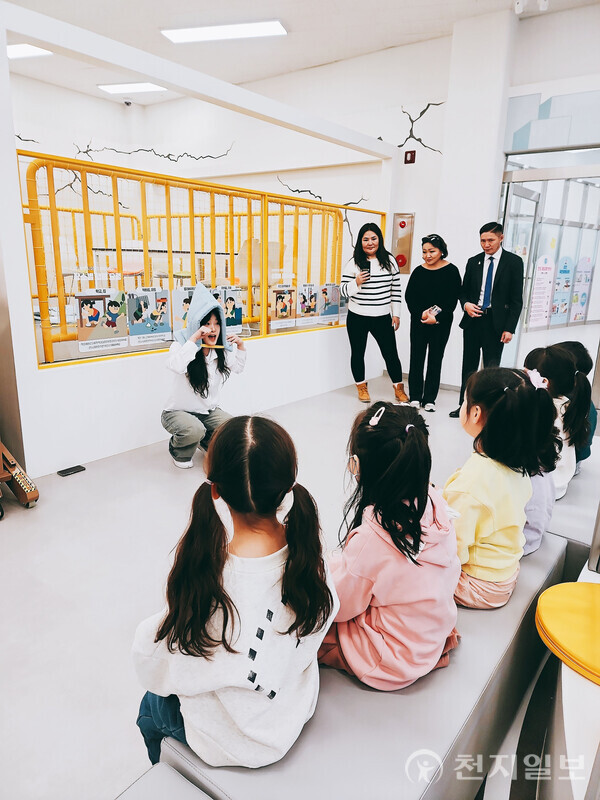 몽골 허브드주 대표단이 성남시 어린이 교통교육장의 안전교육을 참관하는 모습. (제공: 성남시청) ⓒ천지일보 2025.11.13.