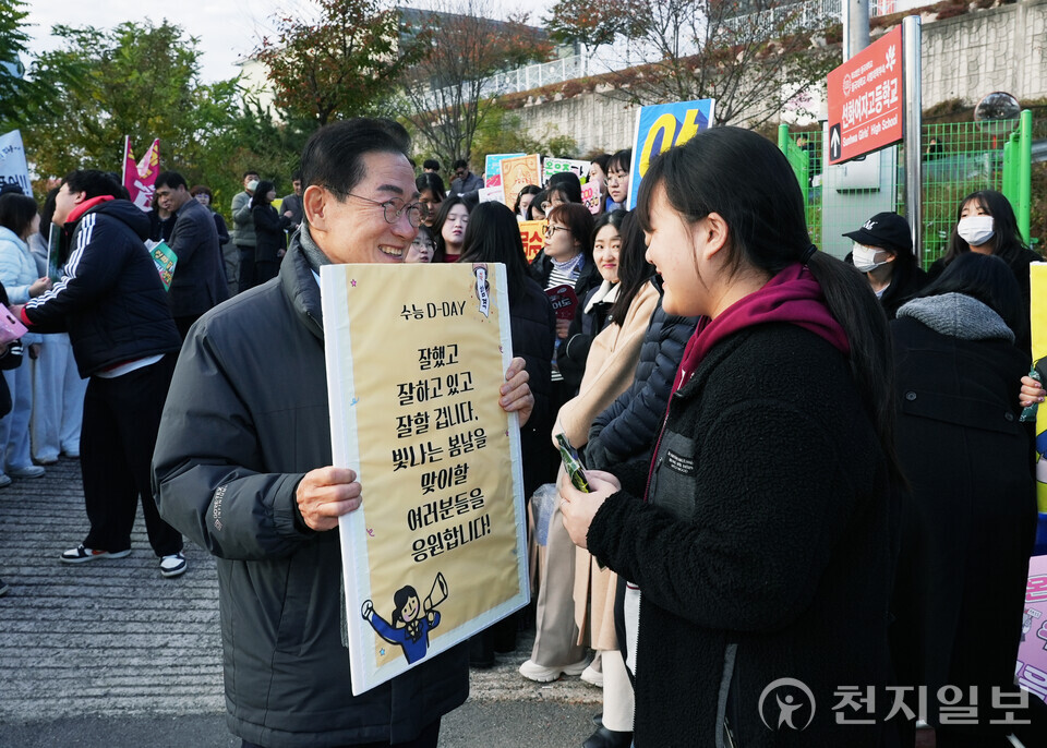 영천시가 13일 오전 7시부터 관내 시험장인 영동고등학교와 선화여자고등학교를 찾아 2026학년도 대학수학능력시험에 응시하는 지역 수험생들을 응원하고 격려했다. (제공: 영천시) ⓒ천지일보 2025.11.13.